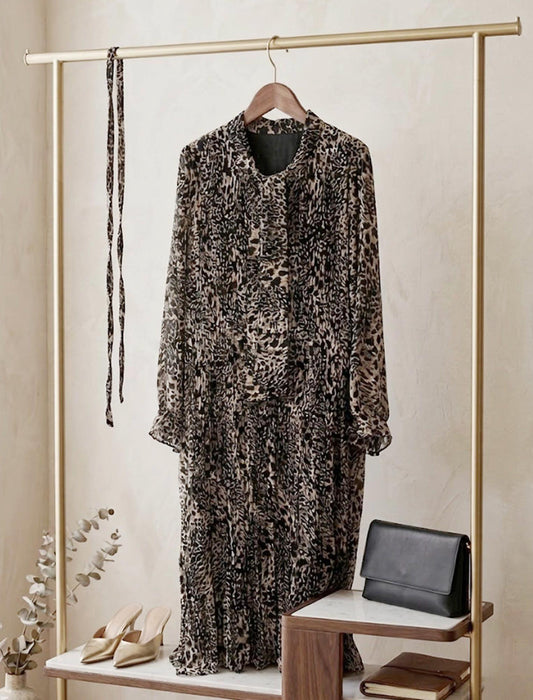 ボウタイリボン モノトーン総柄 プリーツロングワンピース