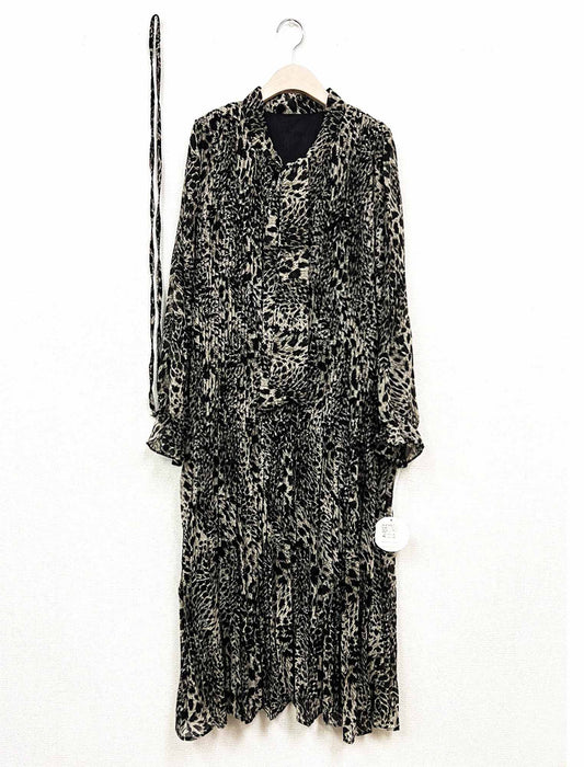 ボウタイリボン モノトーン総柄 プリーツロングワンピース