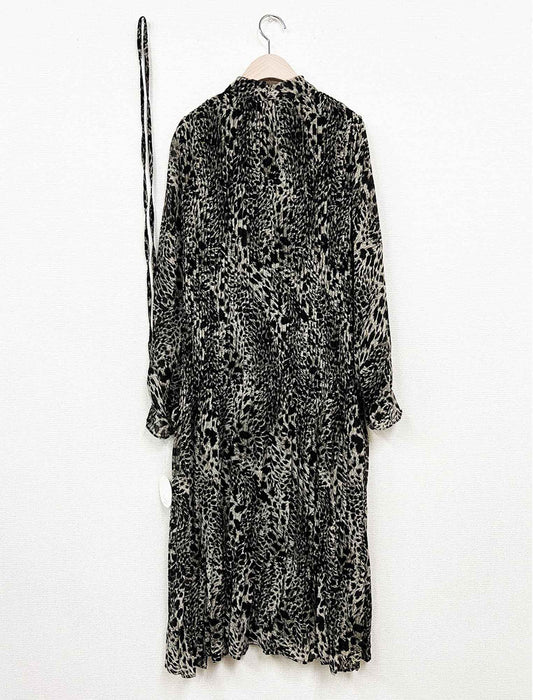 ボウタイリボン モノトーン総柄 プリーツロングワンピース