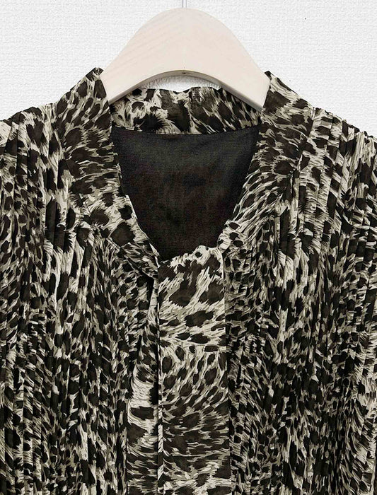 ボウタイリボン モノトーン総柄 プリーツロングワンピース