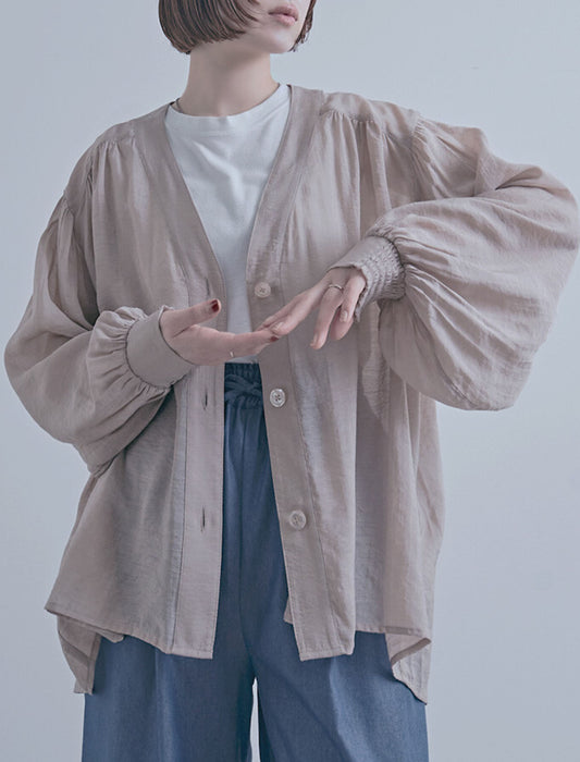 一枚で空気をまとうウエストギャザーVネックシアーブラウス