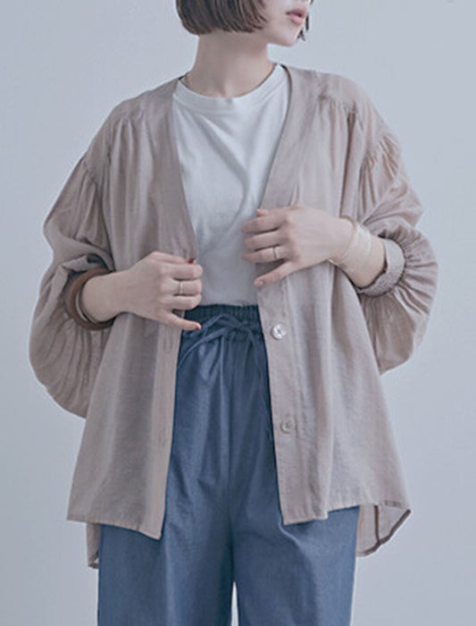一枚で空気をまとうウエストギャザーVネックシアーブラウス