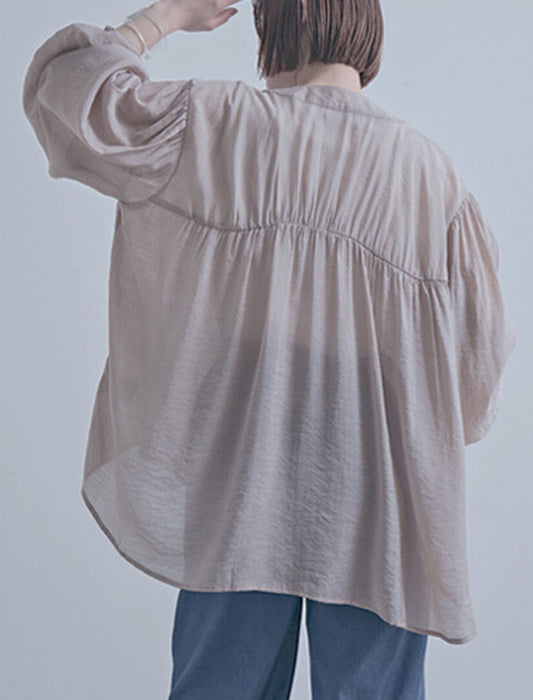 一枚で空気をまとうウエストギャザーVネックシアーブラウス