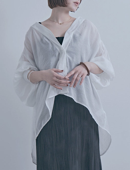 一枚で空気をまとうウエストギャザーVネックシアーブラウス