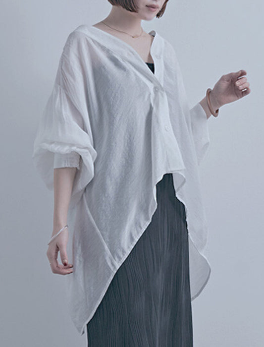 一枚で空気をまとうウエストギャザーVネックシアーブラウス