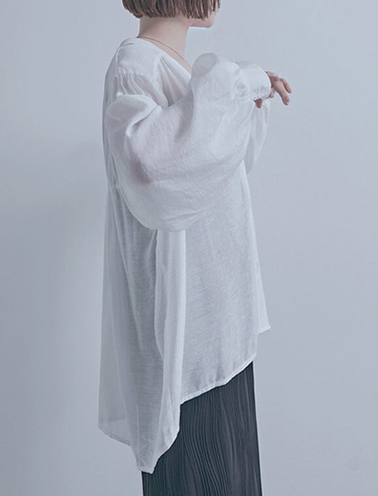 一枚で空気をまとうウエストギャザーVネックシアーブラウス