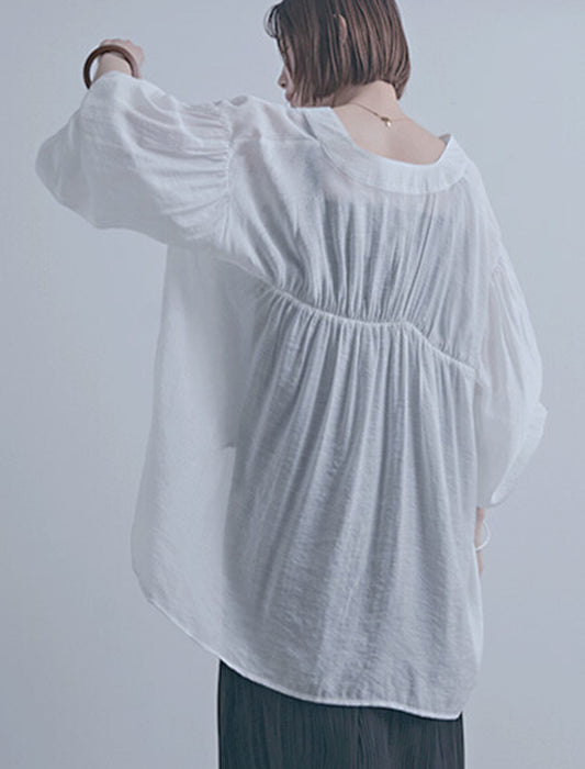 一枚で空気をまとうウエストギャザーVネックシアーブラウス