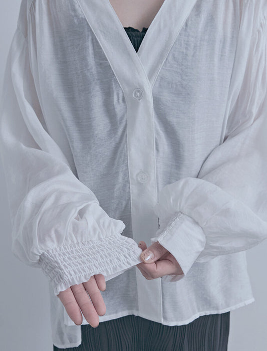 一枚で空気をまとうウエストギャザーVネックシアーブラウス