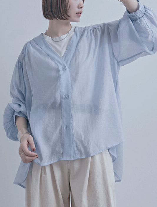 一枚で空気をまとうウエストギャザーVネックシアーブラウス