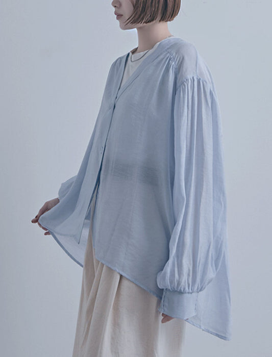 一枚で空気をまとうウエストギャザーVネックシアーブラウス