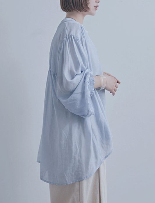 一枚で空気をまとうウエストギャザーVネックシアーブラウス