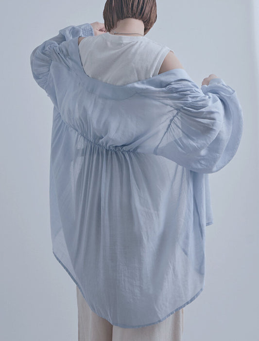 一枚で空気をまとうウエストギャザーVネックシアーブラウス