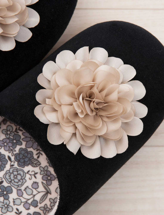 ボタニカルデザインのかわいいスリッパ