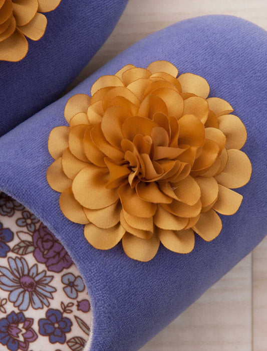 ボタニカルデザインのかわいいスリッパ