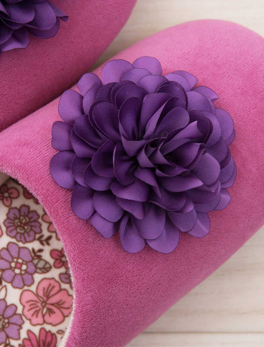 ボタニカルデザインのかわいいスリッパ