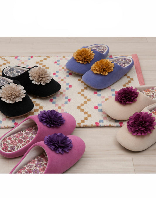 ボタニカルデザインのかわいいスリッパ