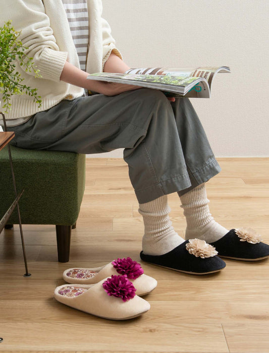 ボタニカルデザインのかわいいスリッパ