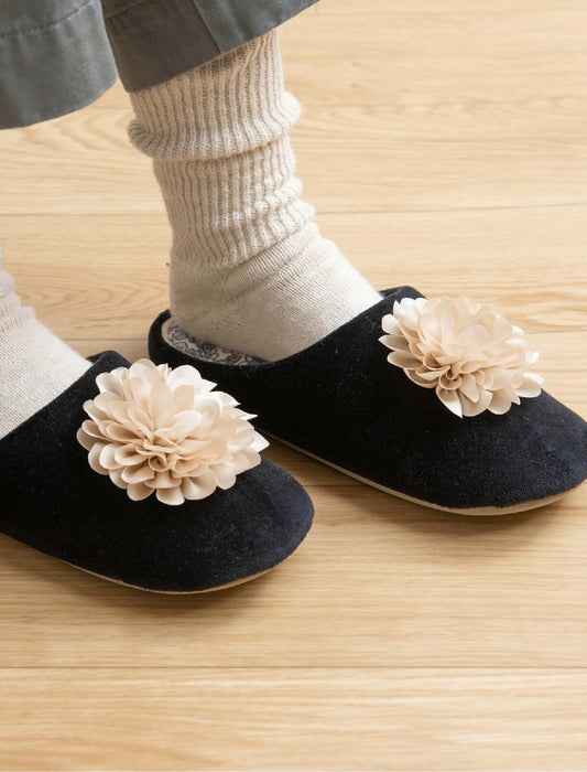 ボタニカルデザインのかわいいスリッパ